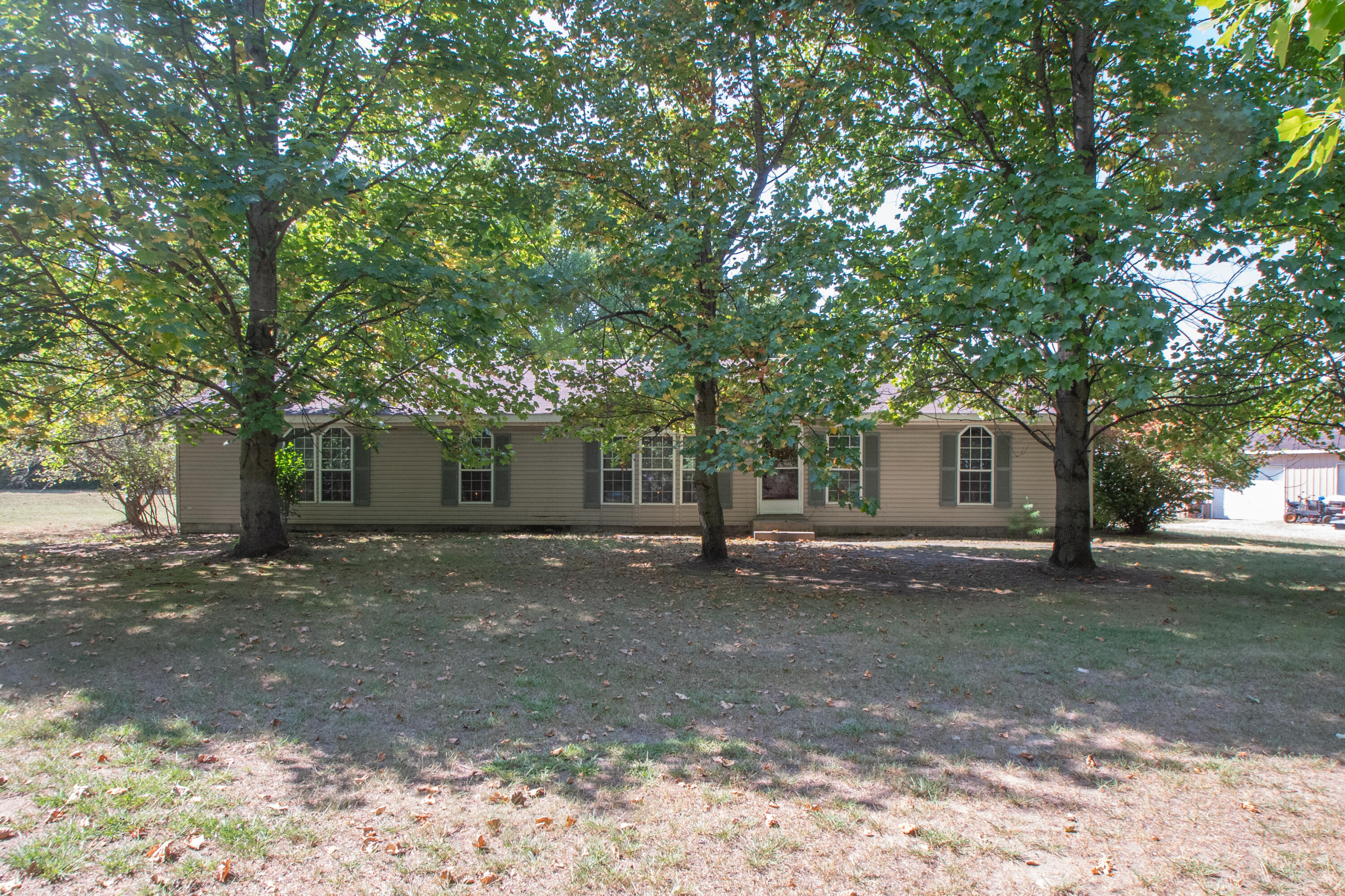 a view of a house with a yard