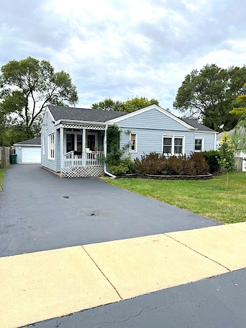 a view of house with a yard