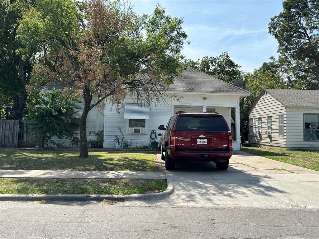 Front of property with driveway