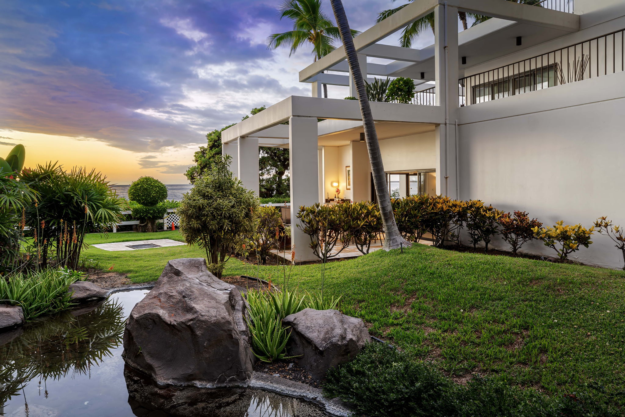 a view of a house with backyard and garden