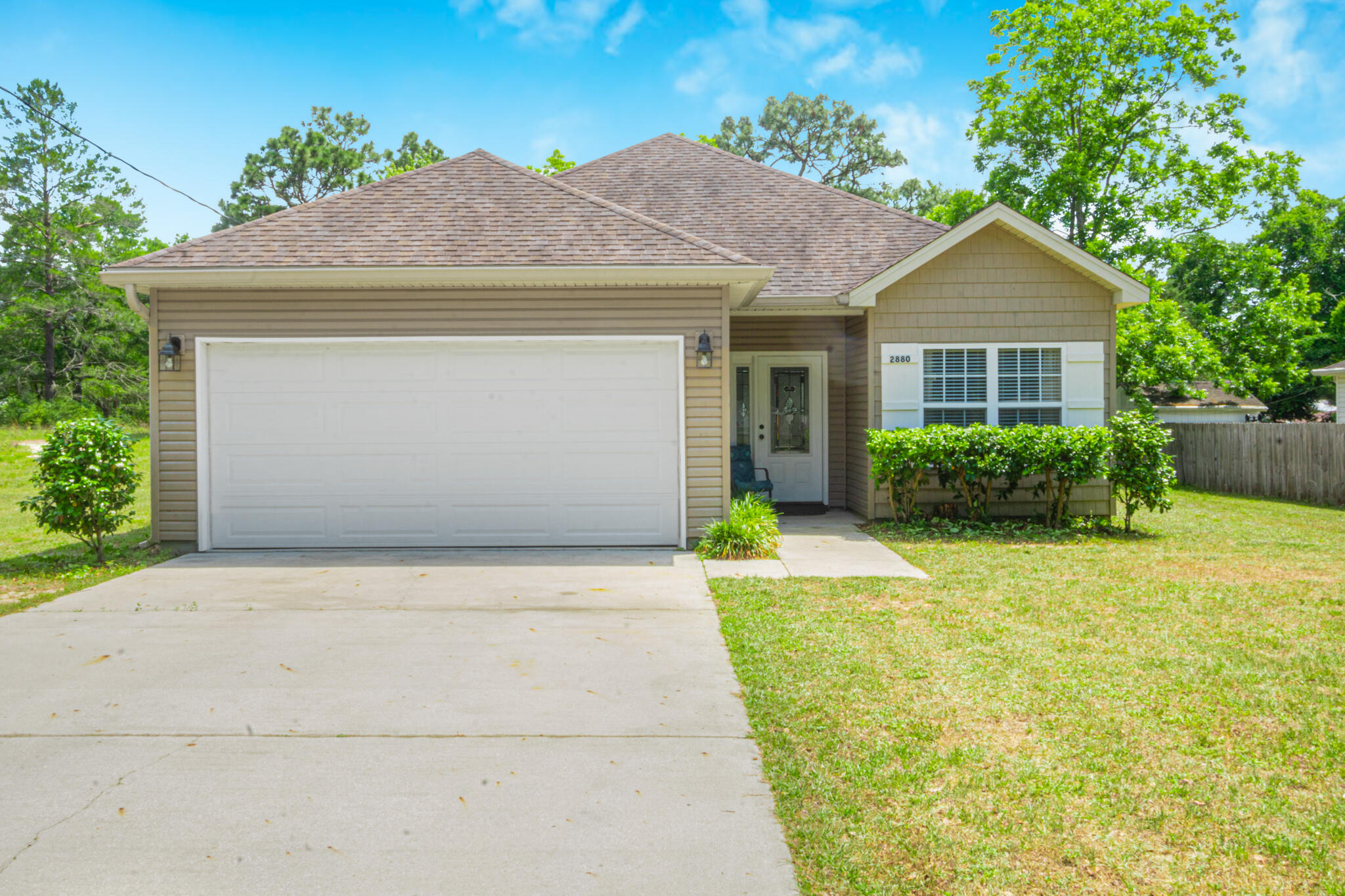 a front view of house with garage and yard