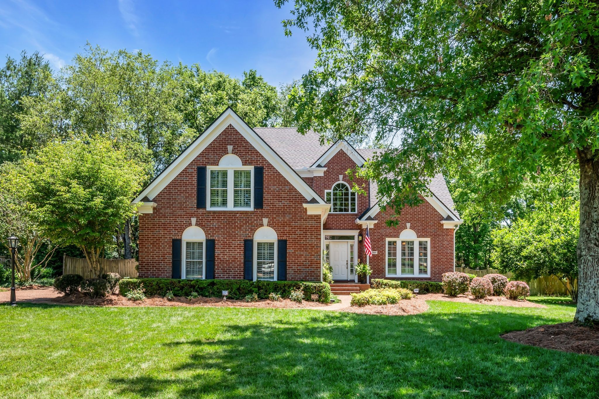 Welcome to 505 Dunwoody Ct in beautiful Franklin, TN! Dunwoody Ct rests on a quiet cul-de-sac off Spencer Creek near Battleground Academy.