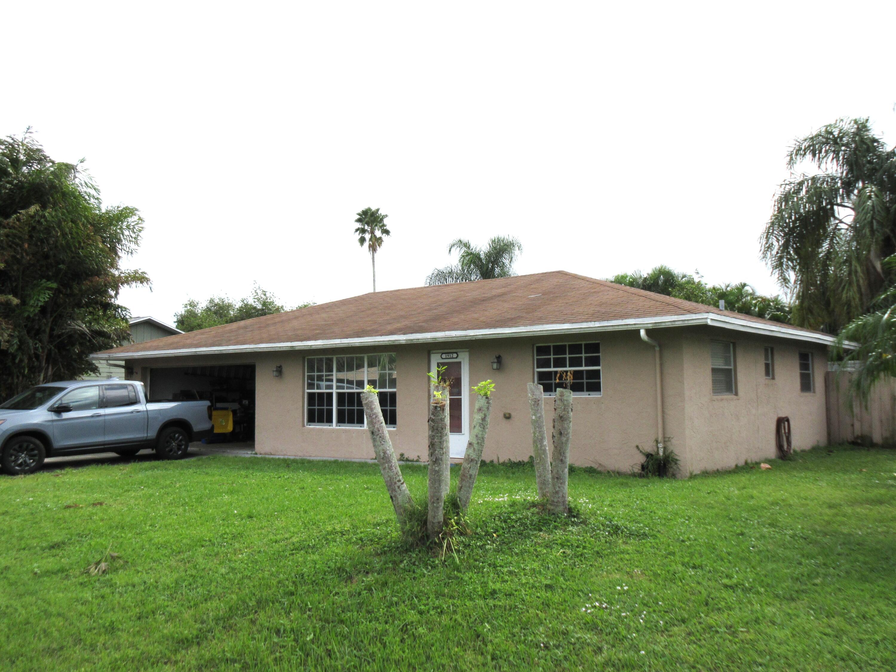 a view of a house with backyard