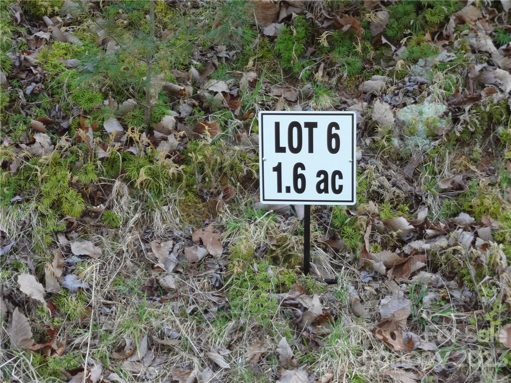 a sign broad in front of the red gate