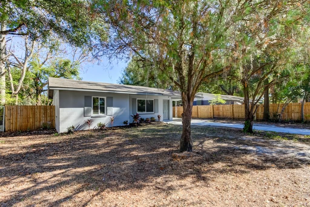 a view of a house with backyard