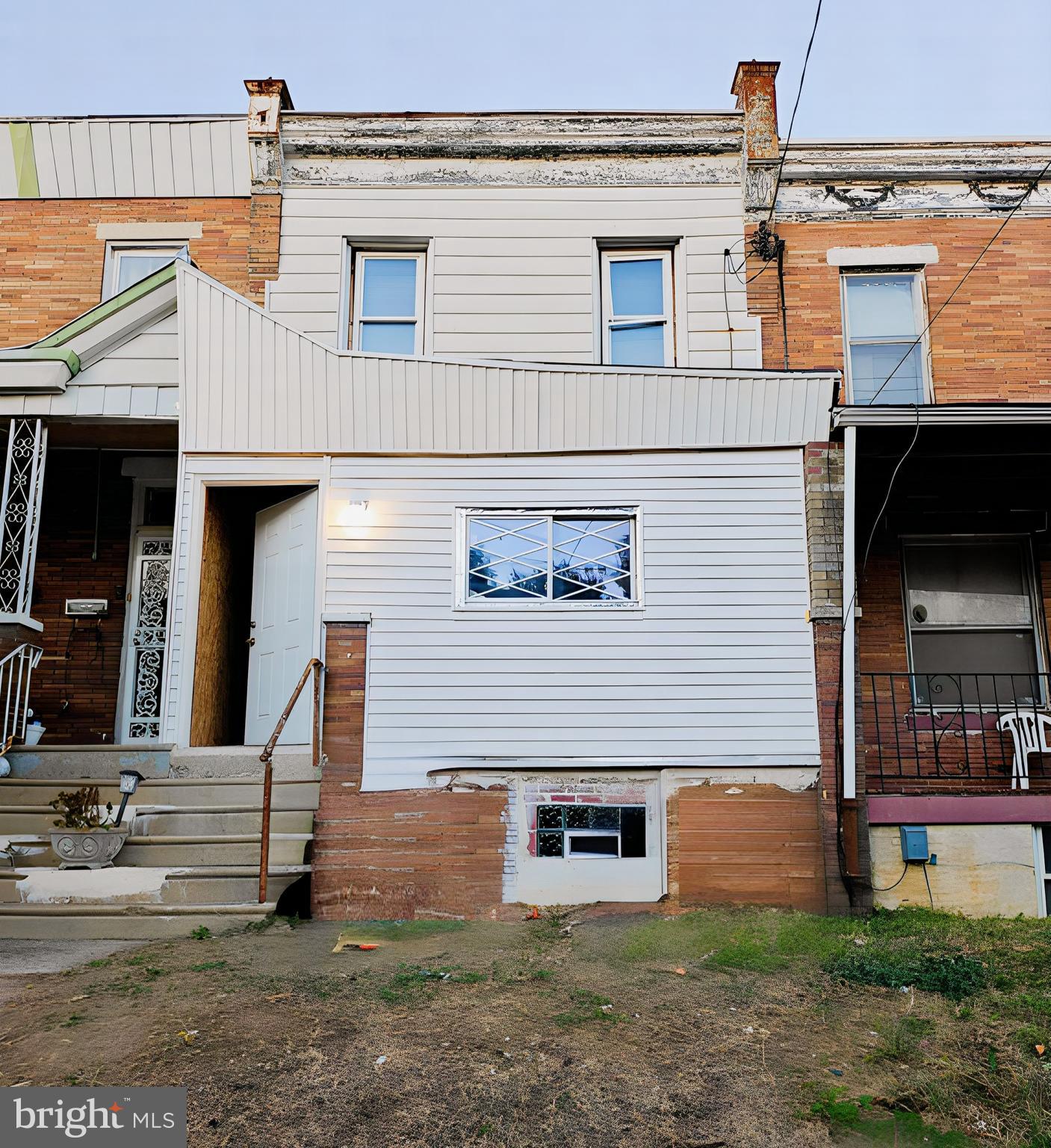 a view of a house with backyard