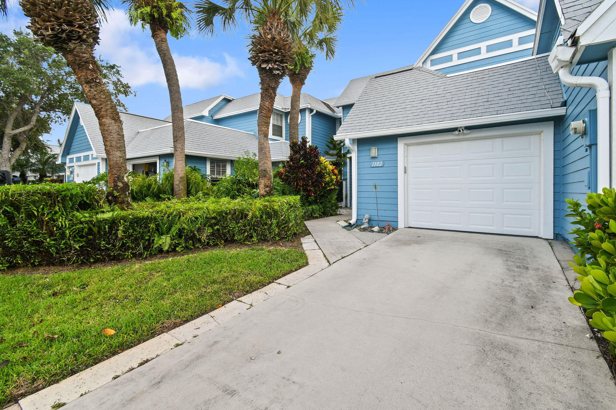 a front view of house with yard