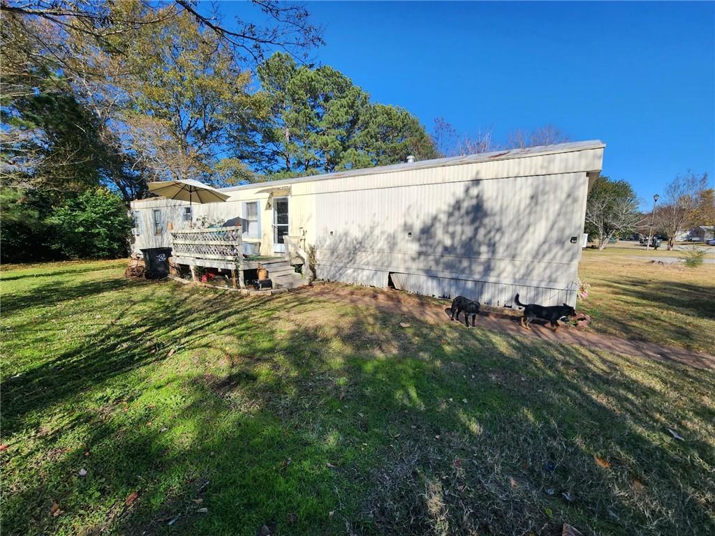 a view of a back yard of the house