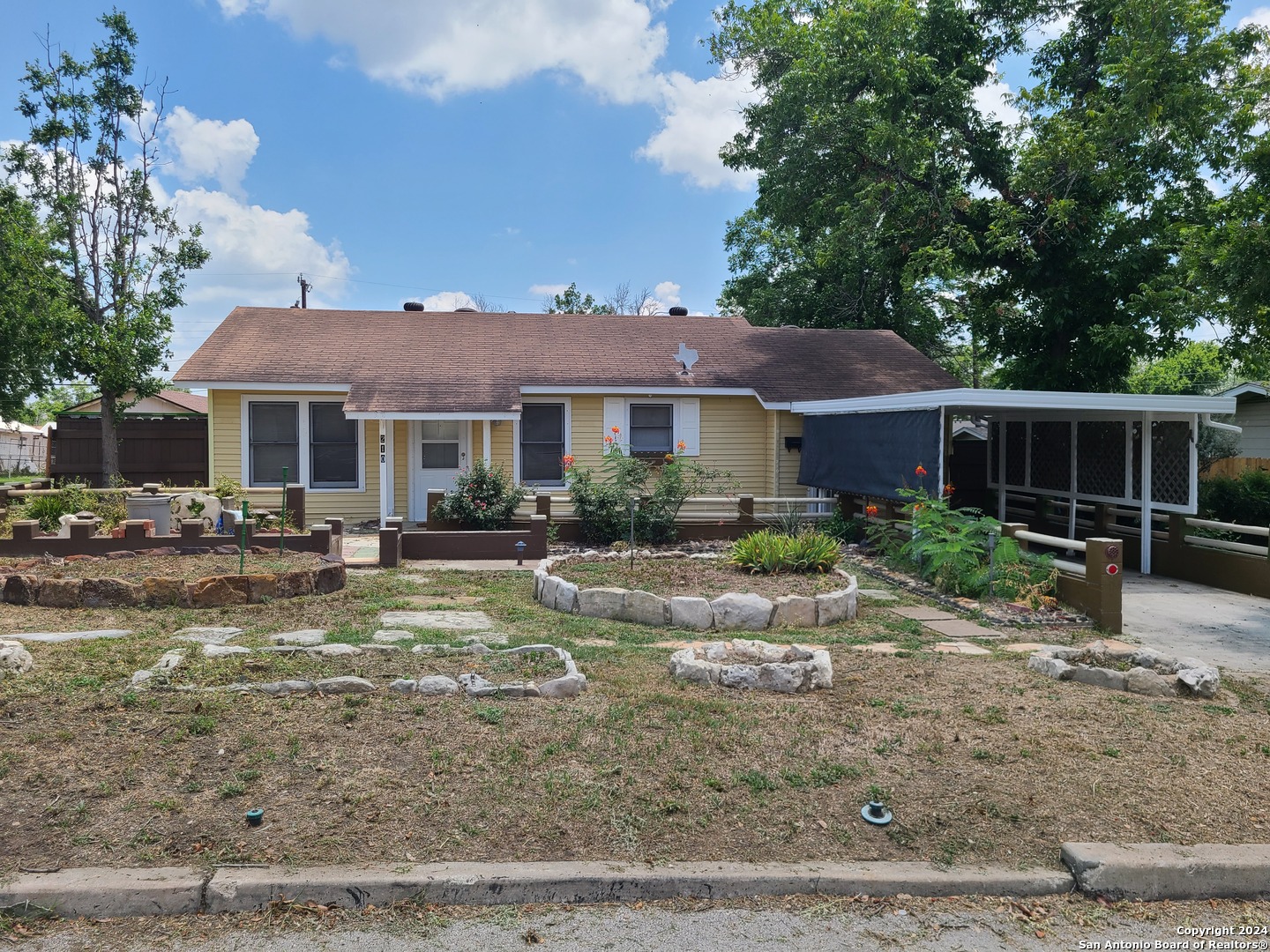 a view of a house with a yard