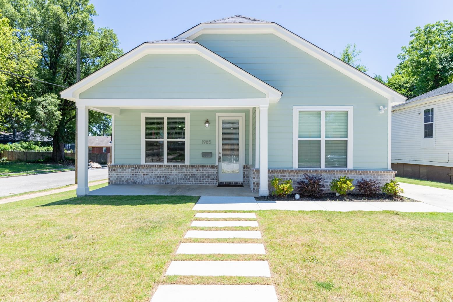 Bungalow with a front yard