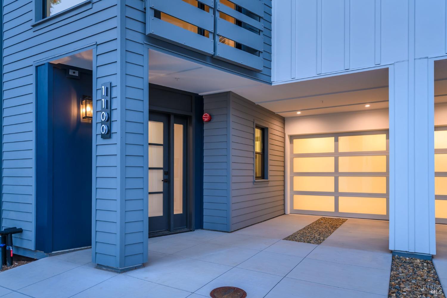 a view of entryway with a yard