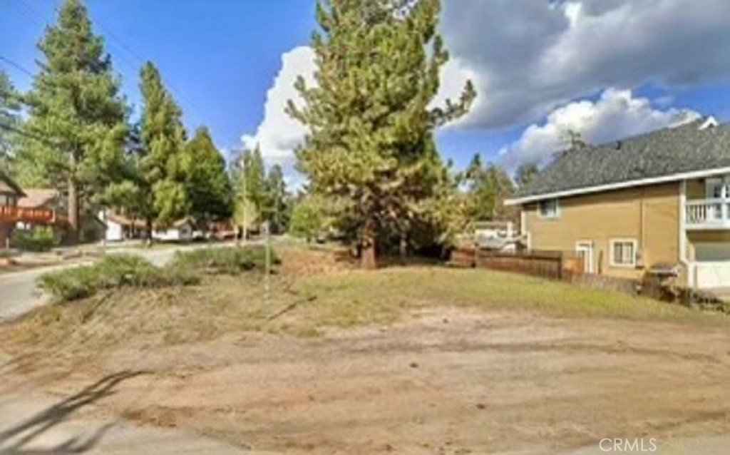 a view of backyard of the house