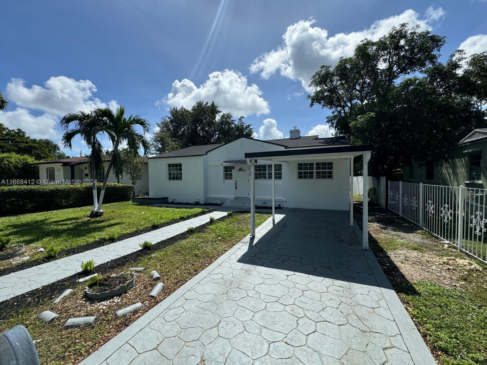 a view of a house with backyard