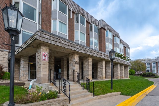 $2,400 | 2400 Archbury Lane, Unit 3J | Park Ridge