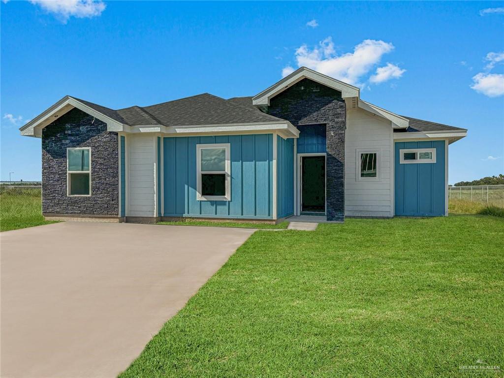 Ranch-style house with a front yard