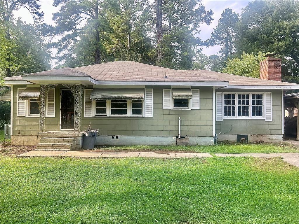 a view of a house with a yard