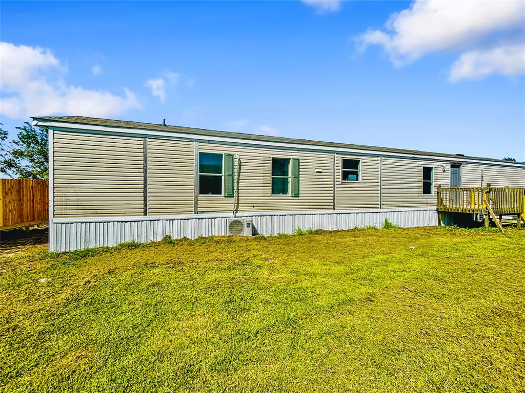 a view of a backyard with house