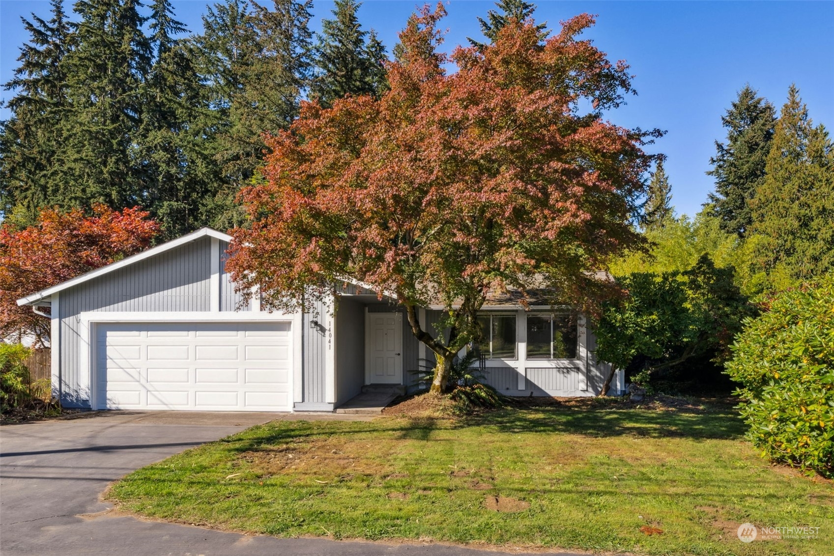 a view of a house with yard