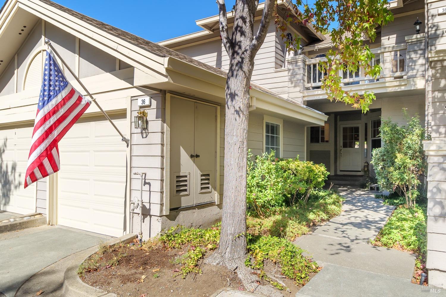 Lovely entryway,with attached garage.