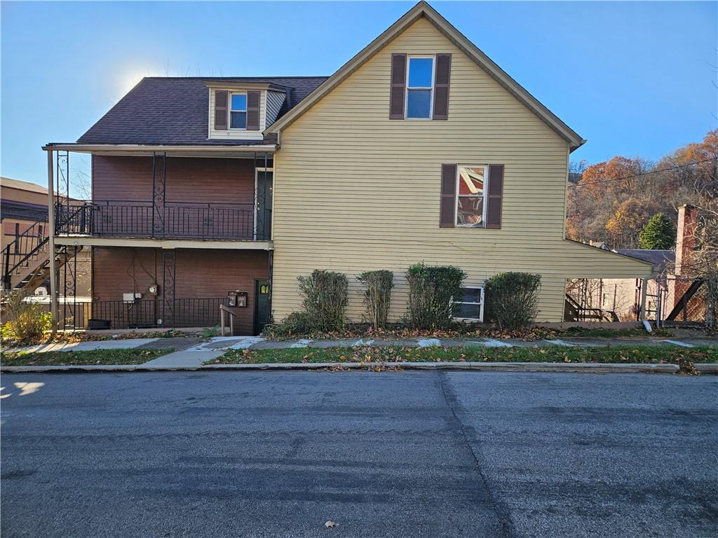 a view of a house with a yard