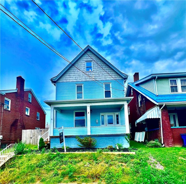 a view of a house with a yard