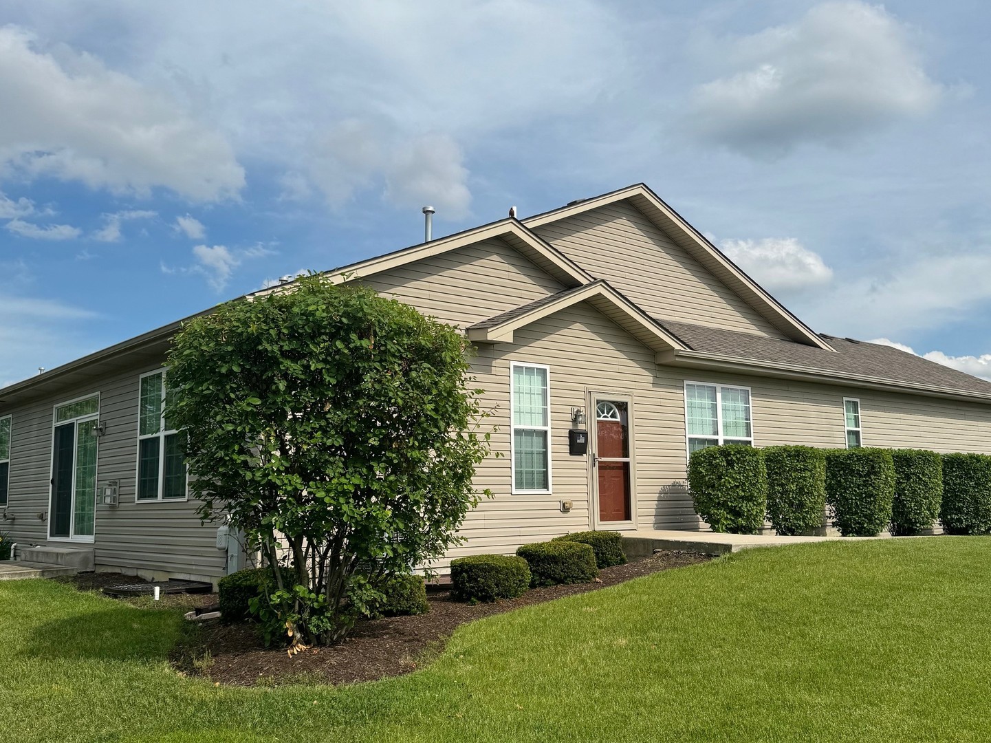 a view of a house with backyard and garden