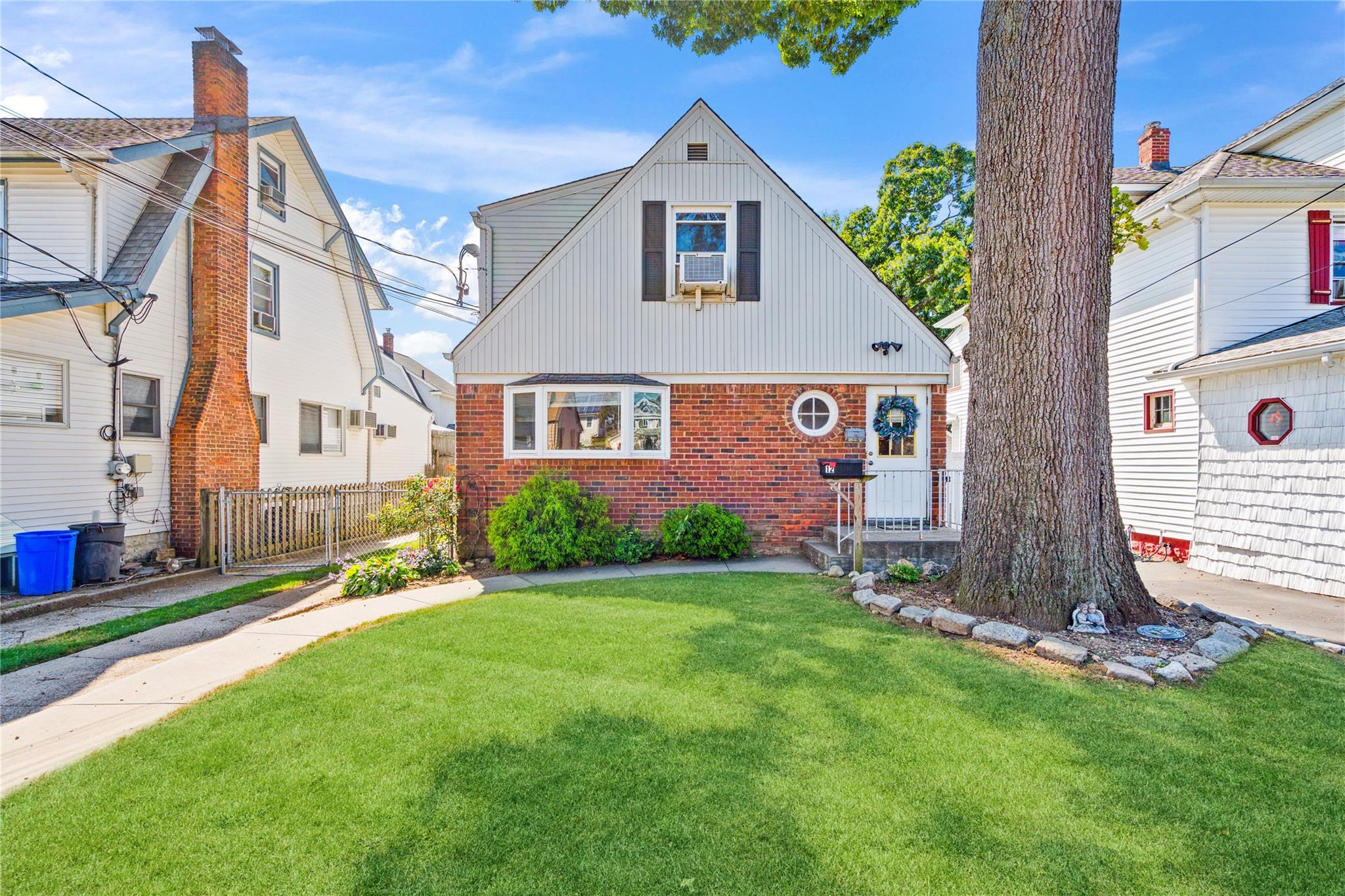 View of front of property featuring a front lawn