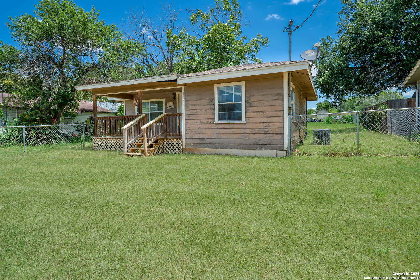 a view of a house with backyard