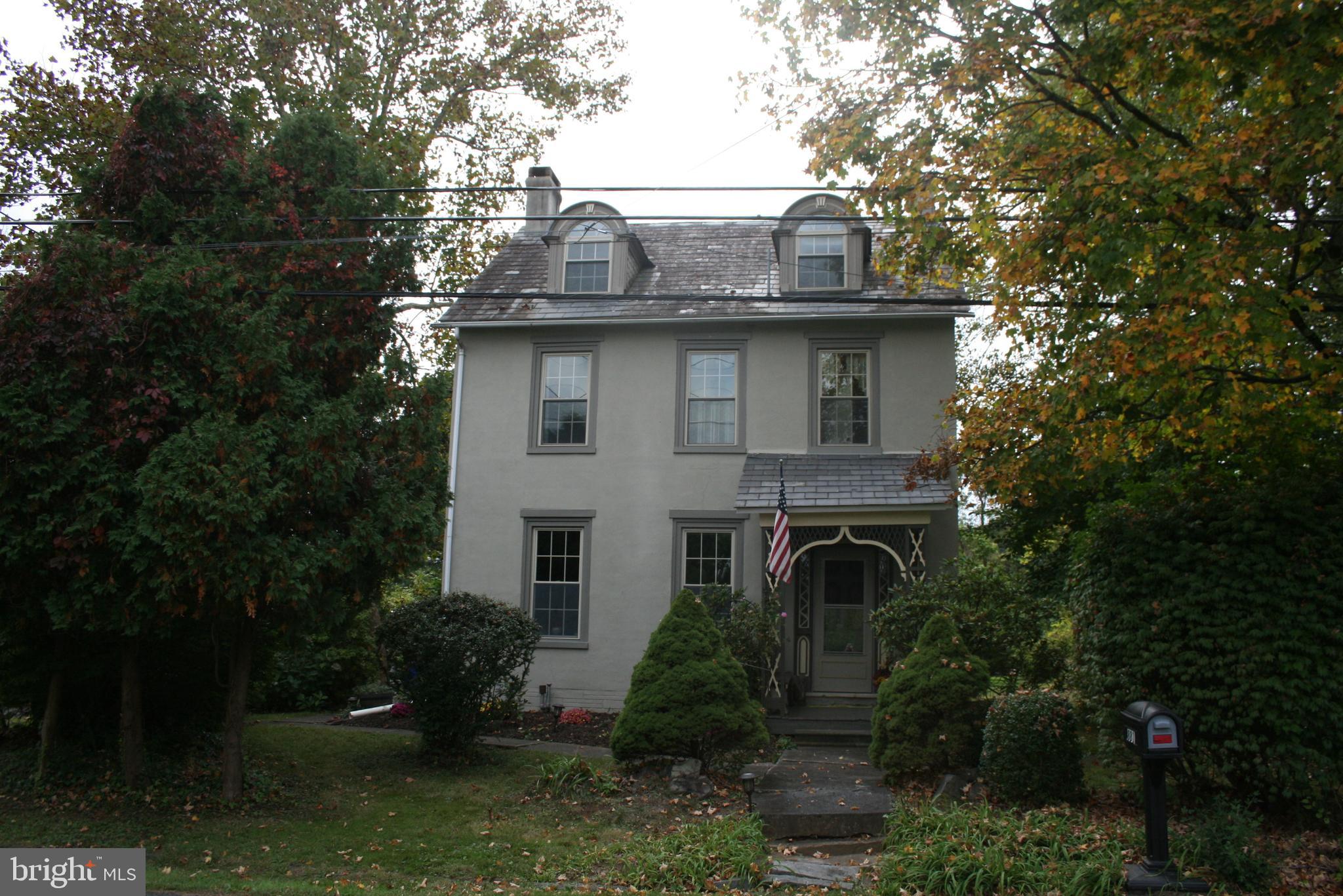 a view of a house with yard and plants