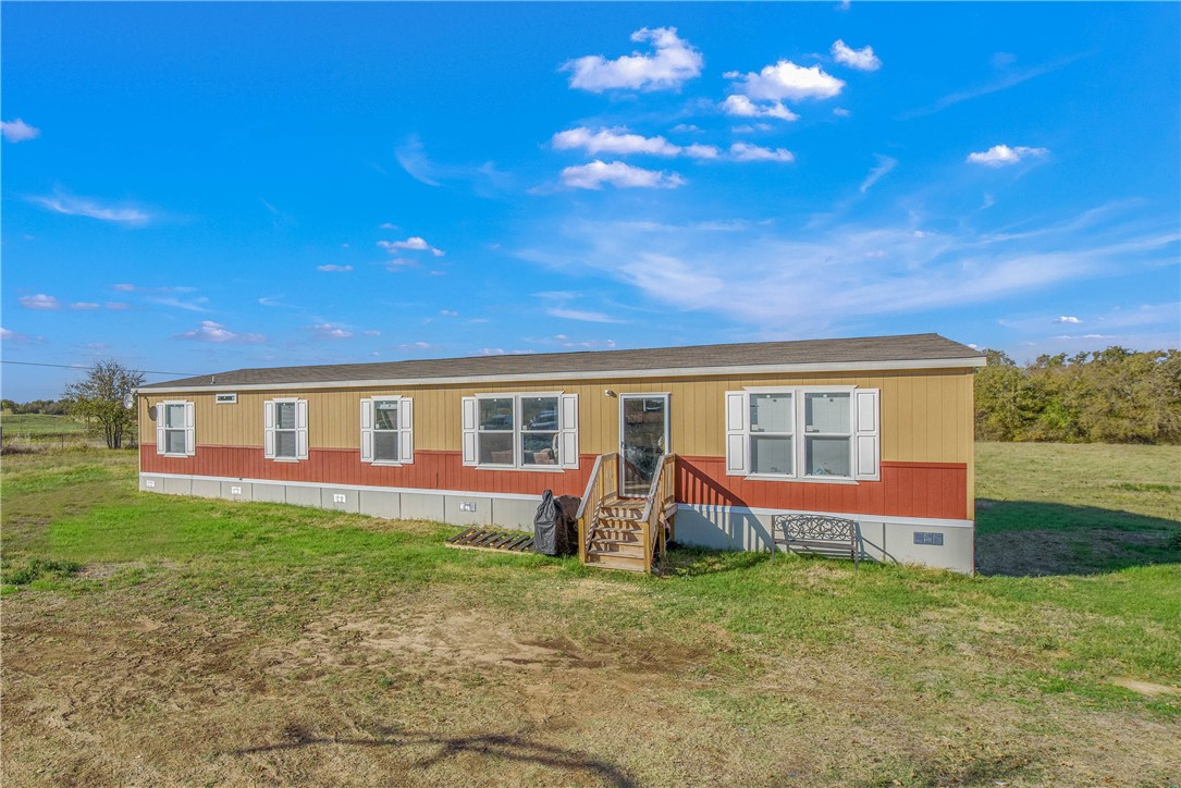 Manufactured / mobile home featuring a front lawn