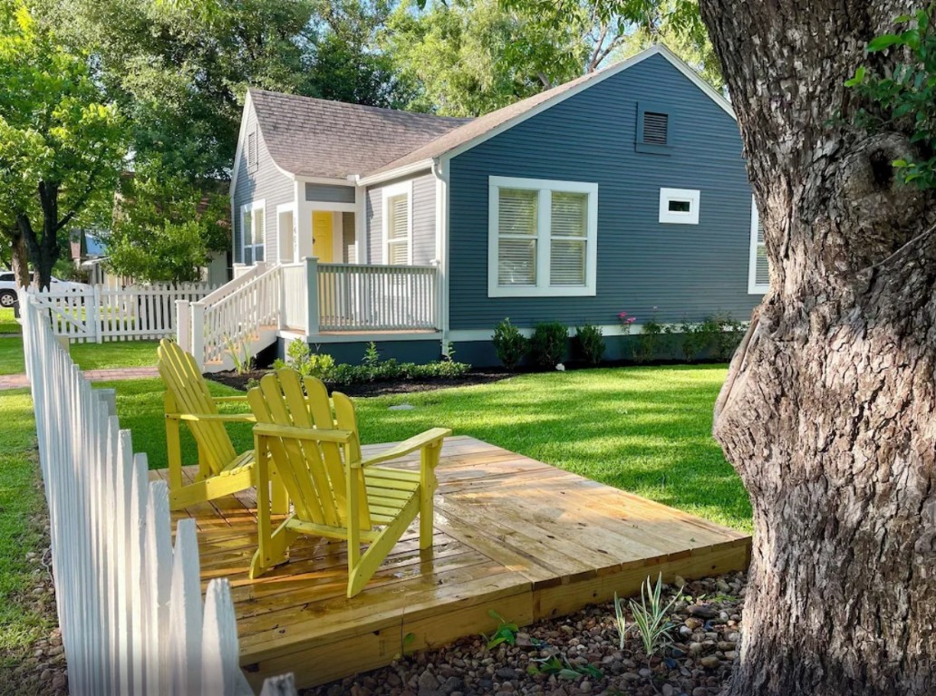 a view of a house with backyard