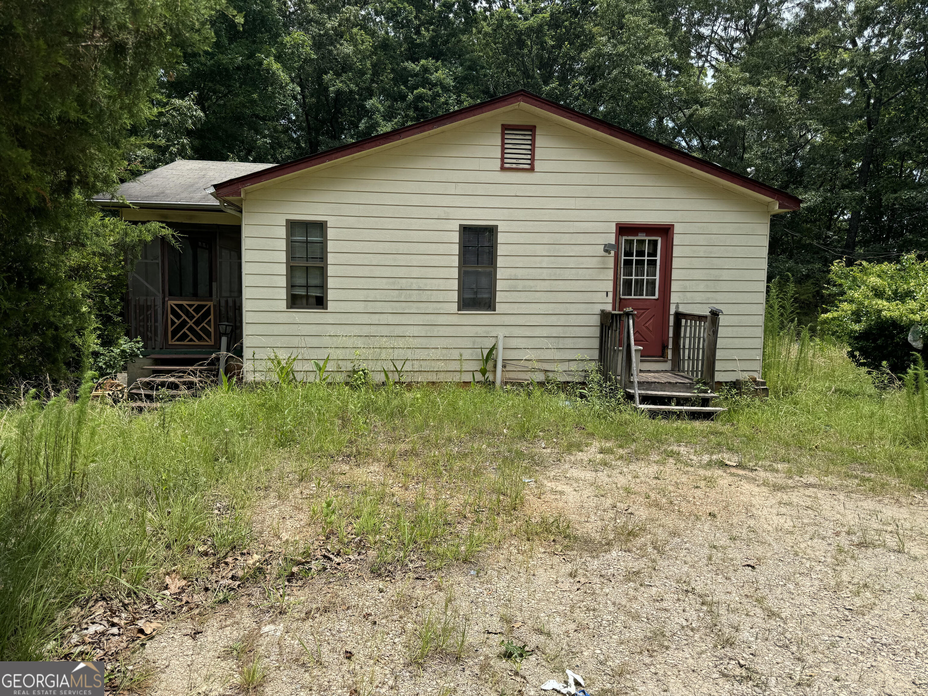 a view of a house with backyard