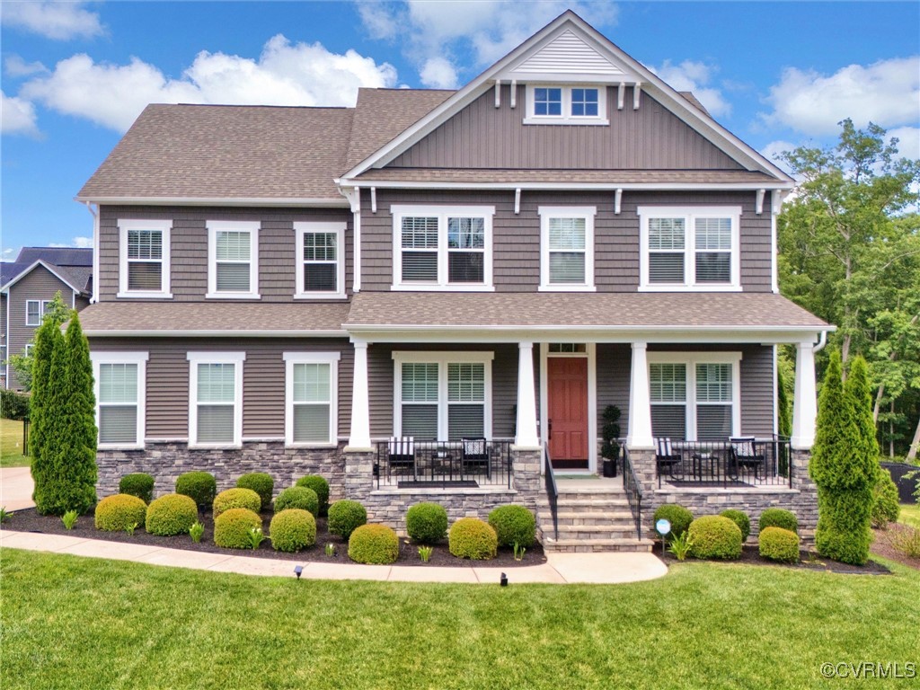 Craftsman house featuring covered porch and a fron