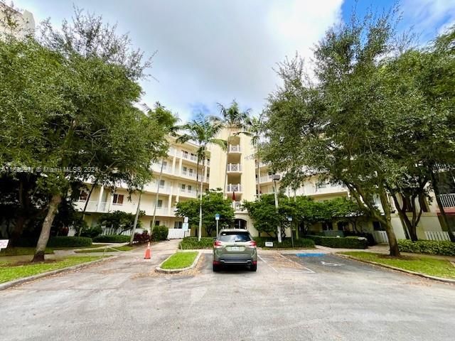 $355,000 | 3600 Oaks Clubhouse Drive, Unit 103 | Palm Aire