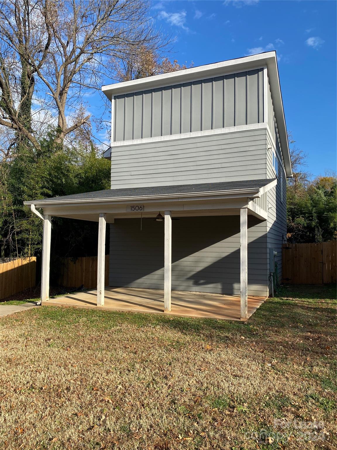 a view of a house with backyard