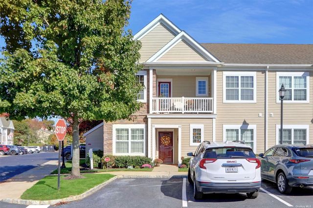 $620,999 | 112 Smiths Lane, Unit 112 | East Massapequa