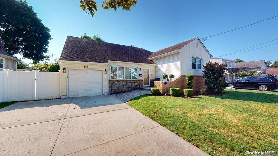 a view of a house with backyard