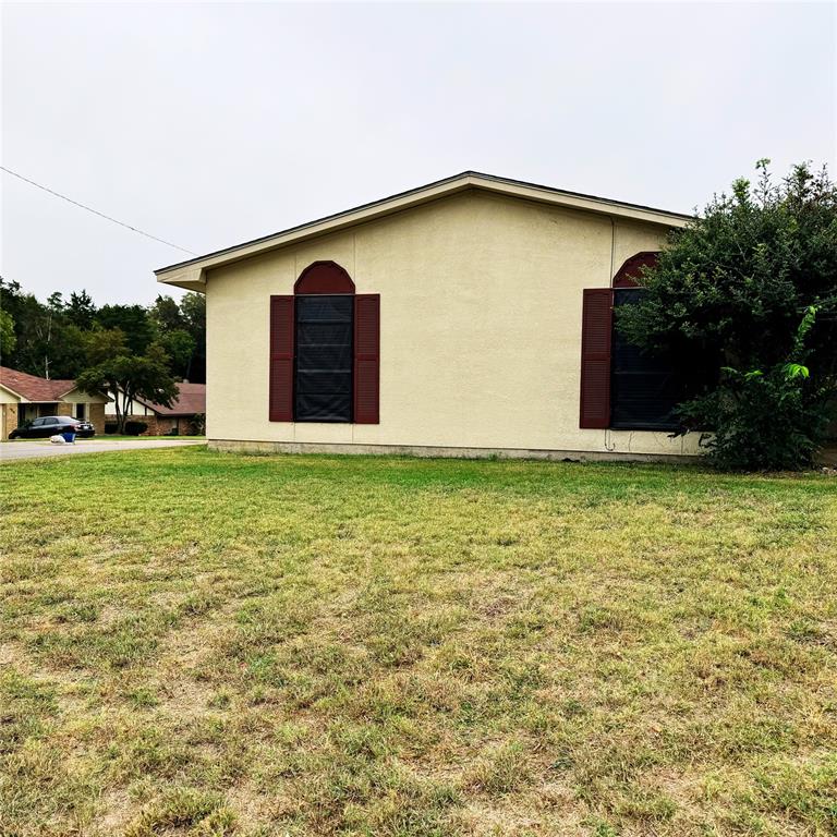 a view of a house with backyard and garden