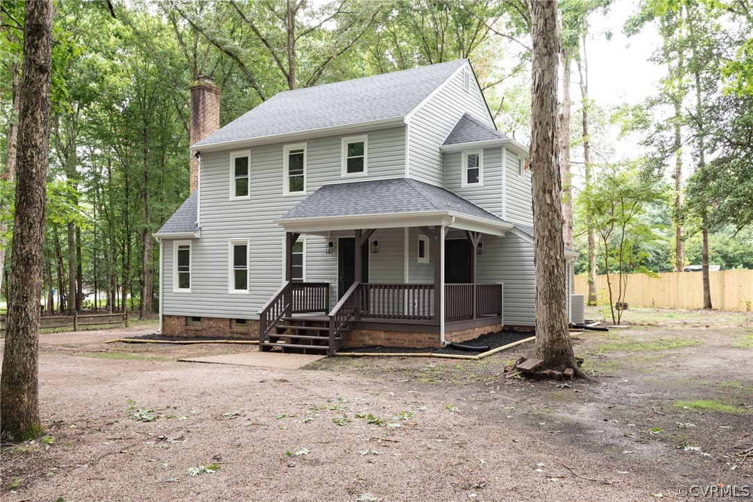 a view of a house with backyard