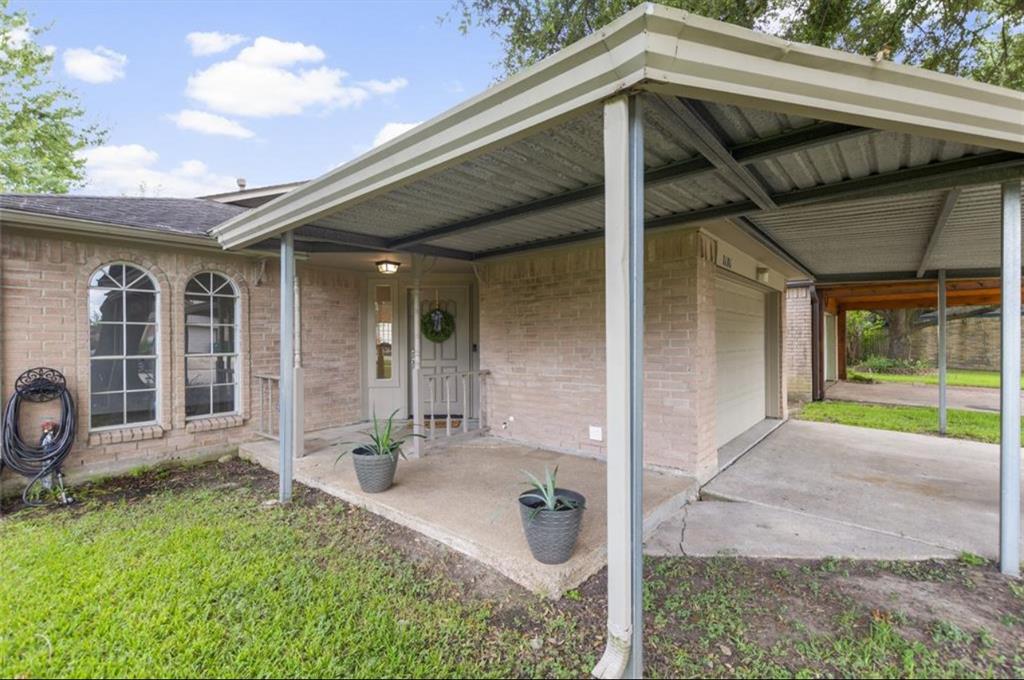 a view of a house with backyard