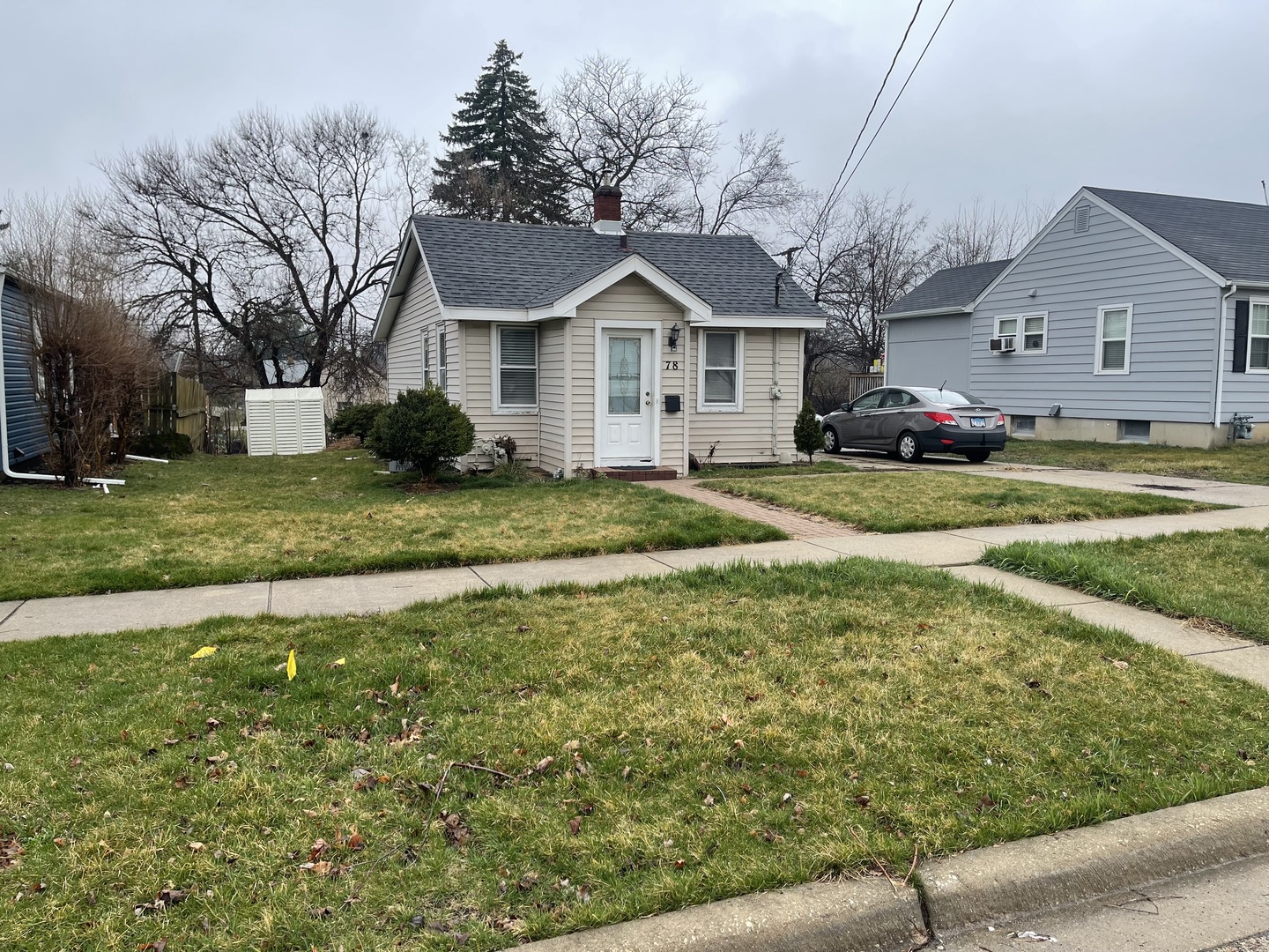 a view of a house with a yard