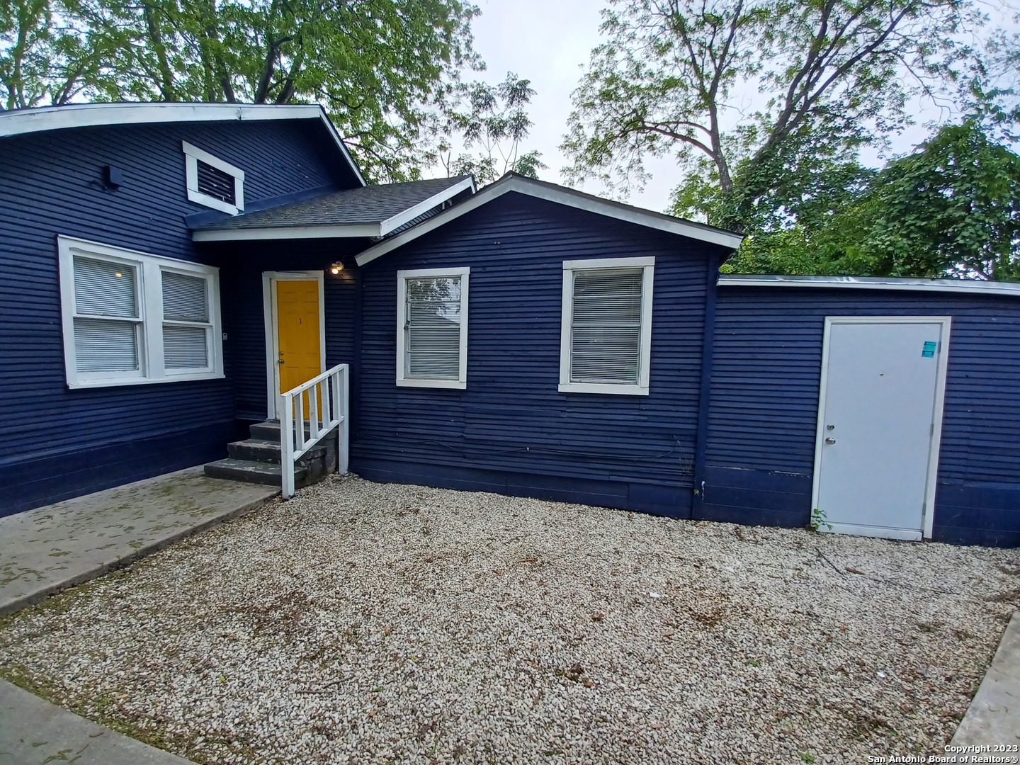 a view of a house with a yard