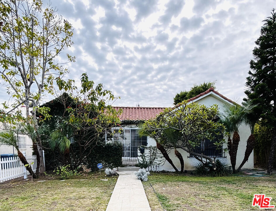 a view of a house with a yard