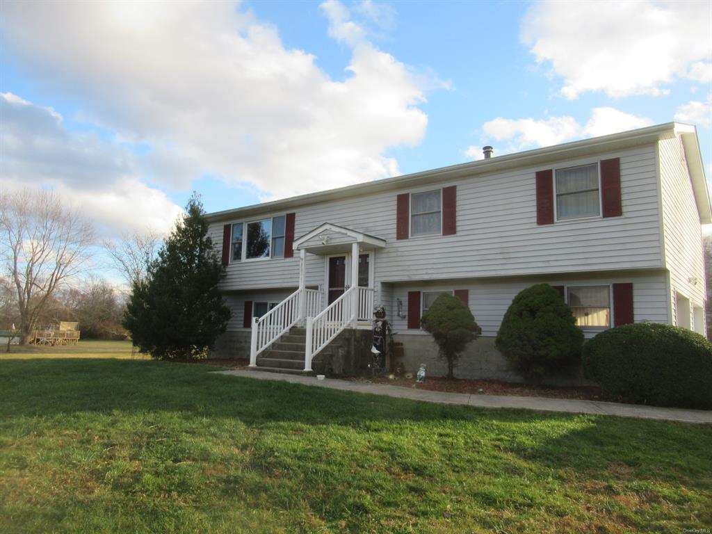 a view of a house with a yard