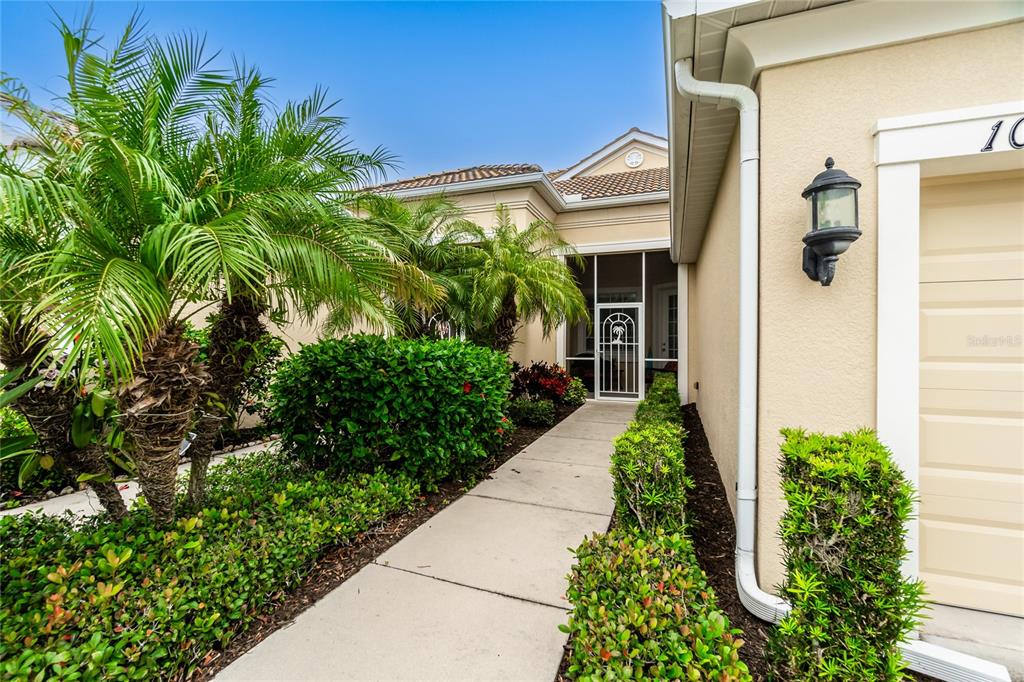 Nicely groomed and welcoming front walkway.  This villa has great curb appeal!