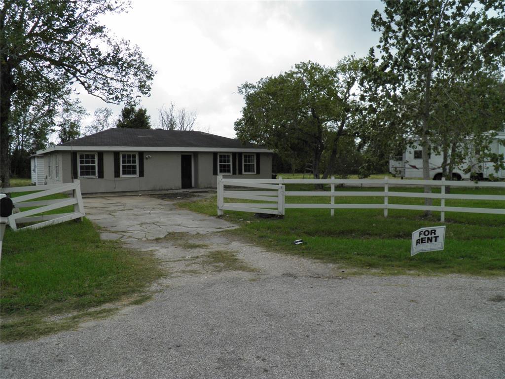 a view of a house with backyard