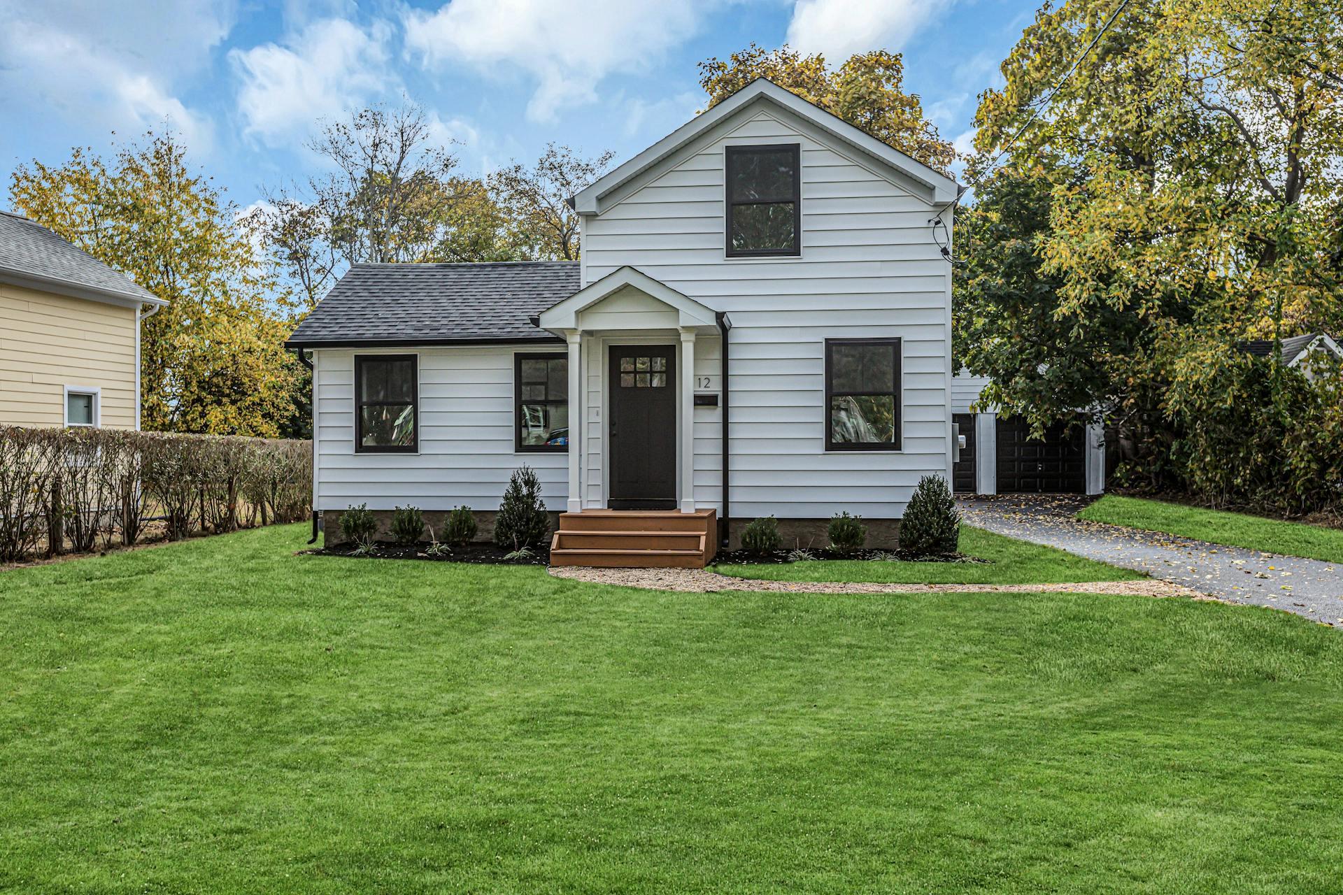 a view of a house with a backyard