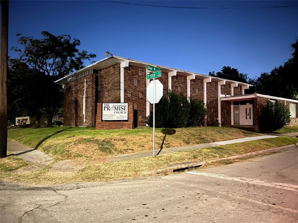 a view of a house with basketball court