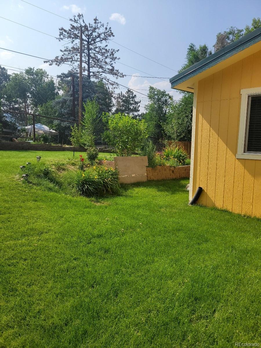 a view of a back yard of the house