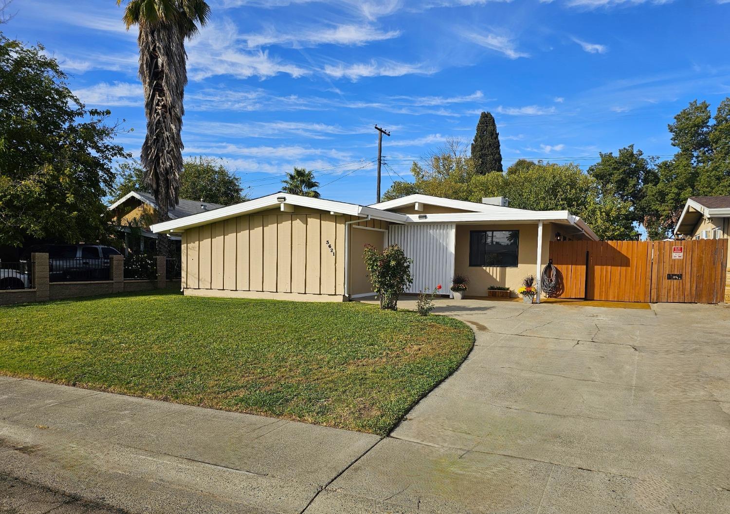 a view of a house with backyard and trees